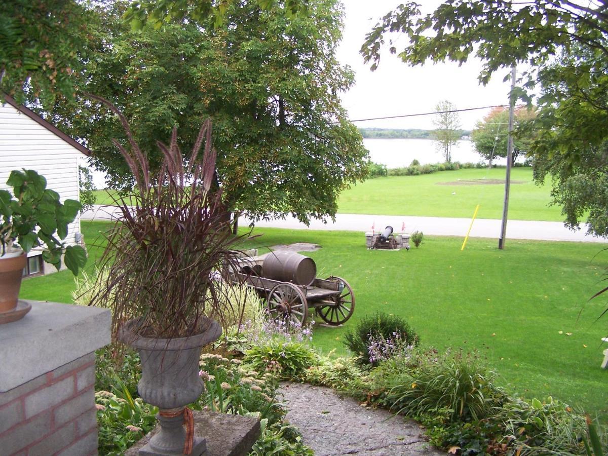 Creighton Manor Inn Bed & Breakfast Orillia Exterior foto